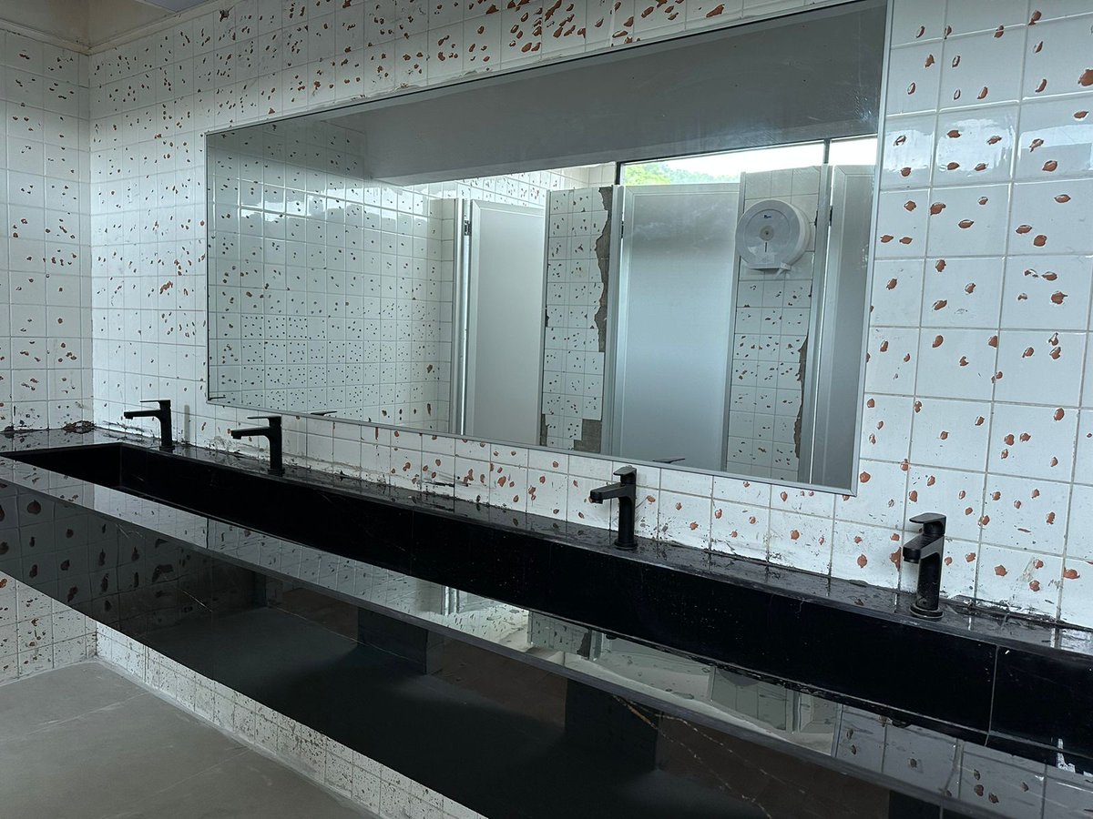 JohytaMaquilonC's tweet photo. Siempre digo que dinero bien administrado es obra cierta, les comenté de la remodelación de baños Suites Oeste (35 años y nadie había hecho algo) así vamos con materiales de lujo, no alcanza para todos pero lo importante es empezar al menos 1 completo por piso, A CUIDARLOS🤗 https://t.co/QI67y1vKHa