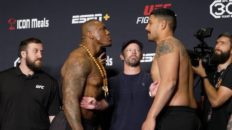 DanaExotic's tweet photo. Looking forward to this fight. Should be a banger ❤️ #UFC71 https://t.co/aC5AIajiX8