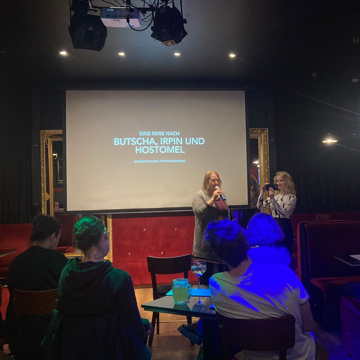 Diese Bilder gingen definitiv unter die Haut. Man hatte das Gefühl, als würde man selber vor Ort sein, mit eigenen Augen die Spuren des russischen Angriffskriegs sehen. Danke an die mutige Frau, die sich an die Orte des Grauens begeben und sich den Eindrücken und Emotionen