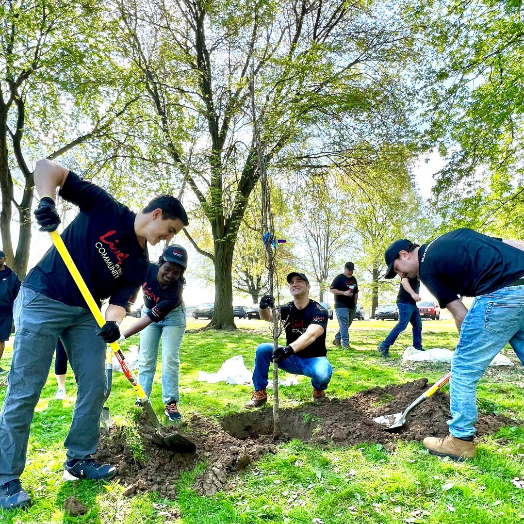 LiveCasinoPHL's tweet photo. 🌎#HappyEarthDay!🌎

🌳 #TeamLivePHL went #LiveintheCommunity and returned to FDR Park, where our volunteers planted trees, picked up trash, and took in the beautiful views of this historic park - right here in our neighborhood.  We love this community! https://t.co/CKGg48AGiH