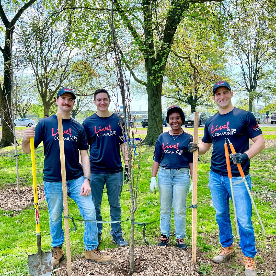 LiveCasinoPHL's tweet photo. 🌎#HappyEarthDay!🌎

🌳 #TeamLivePHL went #LiveintheCommunity and returned to FDR Park, where our volunteers planted trees, picked up trash, and took in the beautiful views of this historic park - right here in our neighborhood.  We love this community! https://t.co/CKGg48AGiH