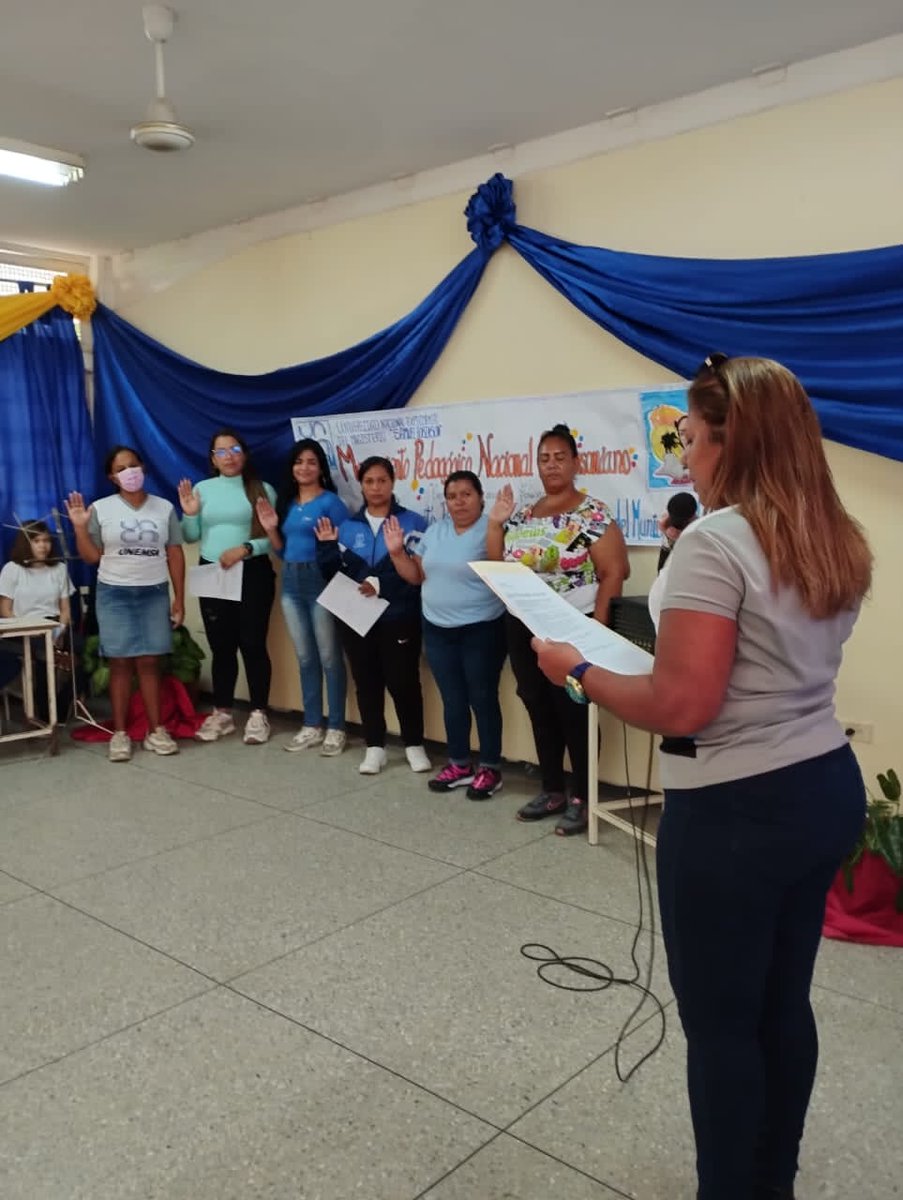 SomosUnem's tweet photo. #FormandoEducadores📢|| Desde el Municipio Libertador la #UTGUAragua hizo la juramentación durante el lanzamiento Movimiento Pedagógico Nacional Robinsoniano
#MovimientoRobinsonianoUNEM
#FiestaDeportivaDelALBA
@NicolasMaduro
@_LaAvanzadora
@sandraoblitasr
@MPPEUVEN
@MPPEDUCACION https://t.co/pWwgcbAgbr