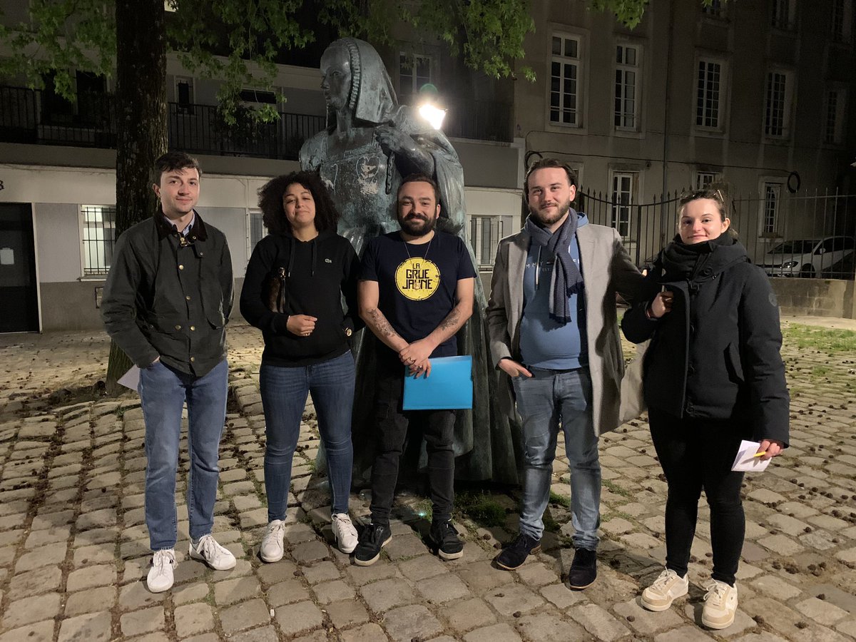 MVANantes's tweet photo. Un grand merci à @Mathiasnantais pour cette visite historique de #Nantes by night.

Une très belle mise en valeur du patrimoine de notre ville !

N’hésitez pas à le contacter pour organiser une visite historique. https://t.co/aQVkW3ekkM