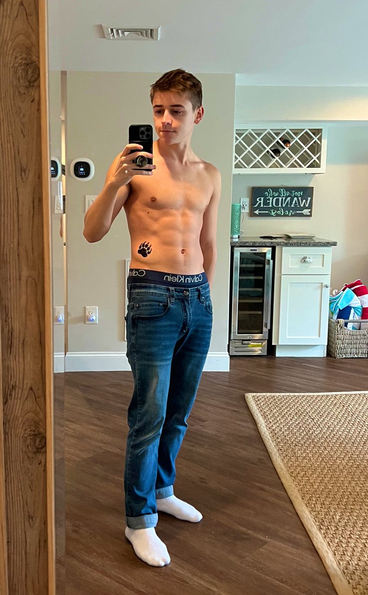 twinkstann's tweet photo. rt if you would touch me where the bear paw is 🐻🐾 https://t.co/yTJ1k3UjuW