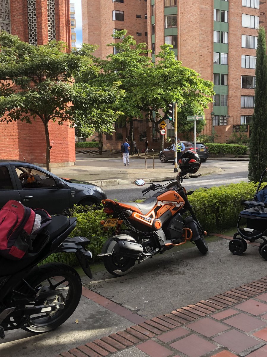 Maafep1's tweet photo. @cebuenocad como hacemos con los alférez que permiten el parqueo en andenes y no permite el tránsito de peatones? Y lo peor es que unos les dice y no les importa. Ahí estaba el señor mirando para el cielo como si nada https://t.co/TMNkE0FfEl