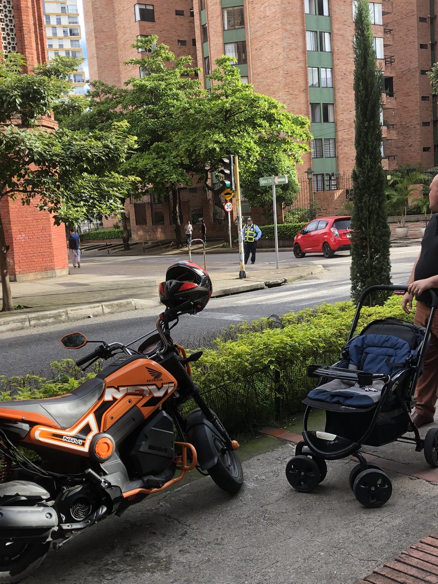 Maafep1's tweet photo. @cebuenocad como hacemos con los alférez que permiten el parqueo en andenes y no permite el tránsito de peatones? Y lo peor es que unos les dice y no les importa. Ahí estaba el señor mirando para el cielo como si nada https://t.co/TMNkE0FfEl