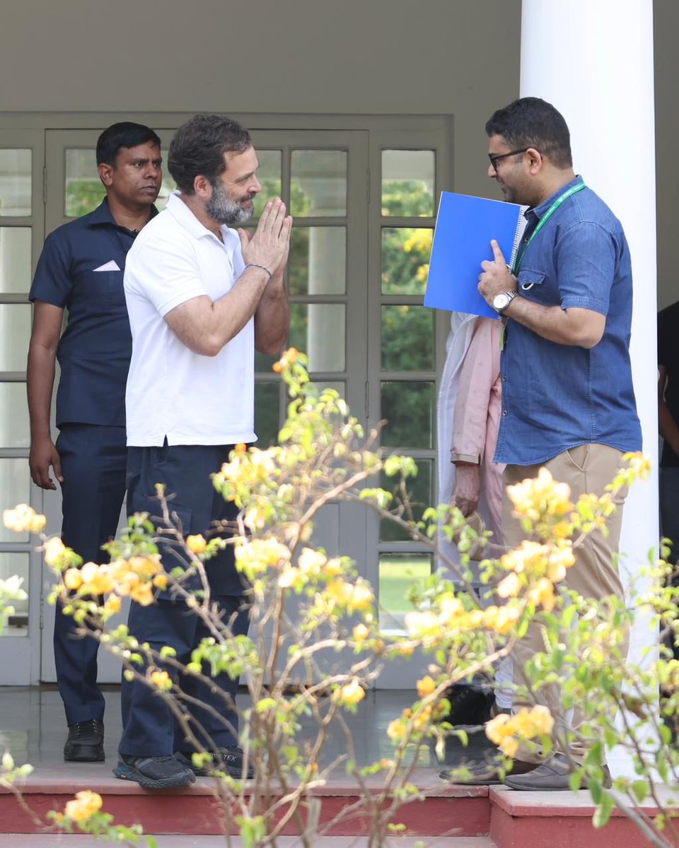 RaniPadmaK's tweet image. ईंट और पत्थर की दीवारों को 
सीमेंट और रेत के छज्जों को
मेरे इन साथी सहयोगियों को
तह दिल से शुक्रिया सब को ।

#MeraGharAapkaGhar
#RahulGandhiDisqualified