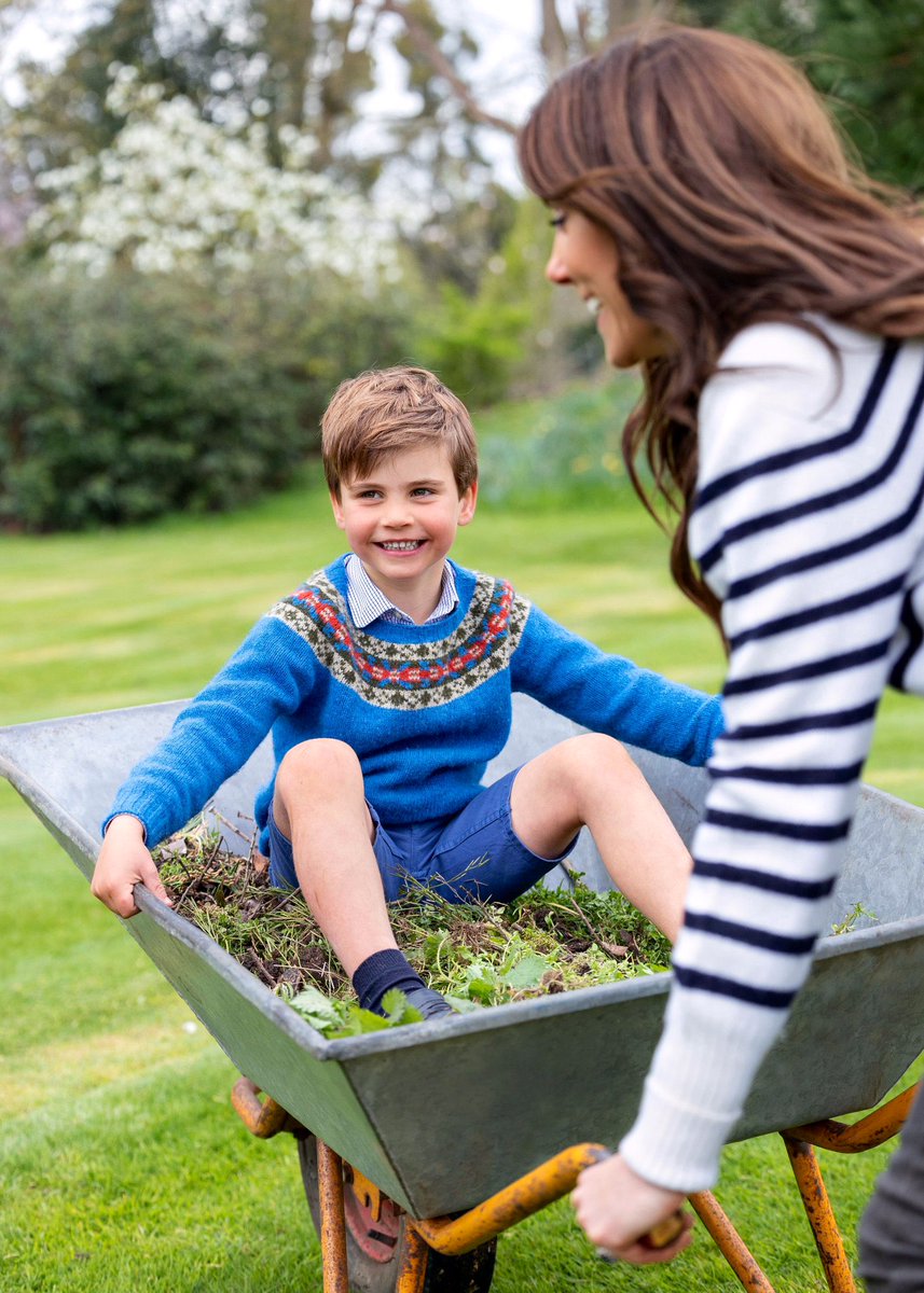 Just love this newly released photo of Catherine pushing her youngest son in a wheelbarrow to mark Louis’ birthday!🥰