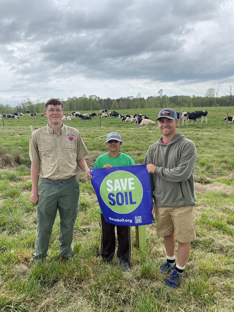 munagala_radha's tweet photo. Had a great time planting #trees on #earthday. Wonderful activity with helpful tools, enthusiastic guidance, tender weather, a place overlooking open space, water bodies and affectionate cows.
#savesoil #EverythingIsSoil #EarthDay @Fauquier_County #local https://t.co/n7JBRMmeR9