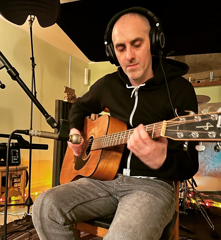 CornelisGerard's tweet photo. I'm back in Lithuania for another recording session at the @strawport studio. The type of microphone at the front was famously used by the Beatles. Can I do it justice?
-
#vilnius #lithuania #lietuva #akg #beyerdynamic #akgd19 #akgd19b #m201 #songwriter #singersongwriter #musicproduction #musician #makingmusic