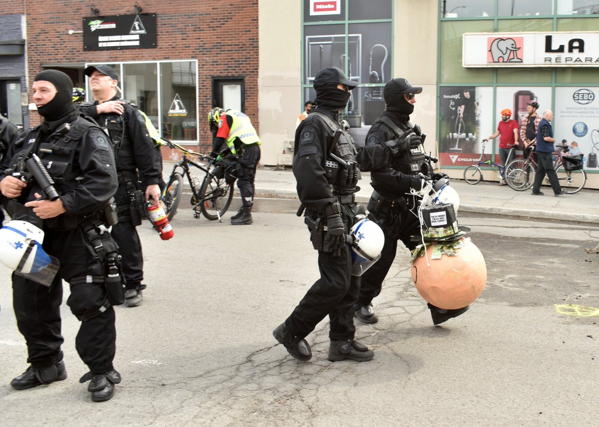 RobinEdgar's tweet photo. The @SPVM's Groupe Intervention aka riot cops captured a trophy head from the hard-left anti-capitalist protesters who participated in today's Earth Day protest march.
#EarthDay #EarthDay2023 #SPVM #MySPVM #MonSPVM #Capitalism #AntiCapitalists #TrophyHead #PolCan #PolQc #PolMTL https://t.co/XPuBvkrUhh