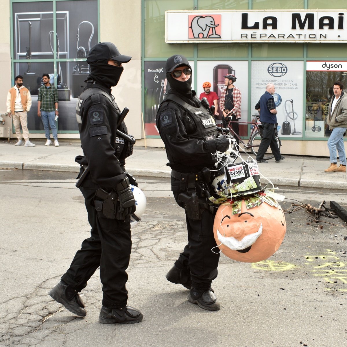 RobinEdgar's tweet photo. The @SPVM's Groupe Intervention aka riot cops captured a trophy head from the hard-left anti-capitalist protesters who participated in today's Earth Day protest march.
#EarthDay #EarthDay2023 #SPVM #MySPVM #MonSPVM #Capitalism #AntiCapitalists #TrophyHead #PolCan #PolQc #PolMTL https://t.co/XPuBvkrUhh