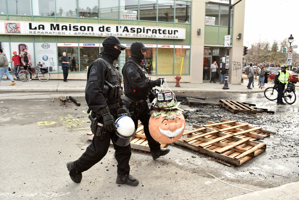 RobinEdgar's tweet photo. The @SPVM's Groupe Intervention aka riot cops captured a trophy head from the hard-left anti-capitalist protesters who participated in today's Earth Day protest march.
#EarthDay #EarthDay2023 #SPVM #MySPVM #MonSPVM #Capitalism #AntiCapitalists #TrophyHead #PolCan #PolQc #PolMTL https://t.co/XPuBvkrUhh