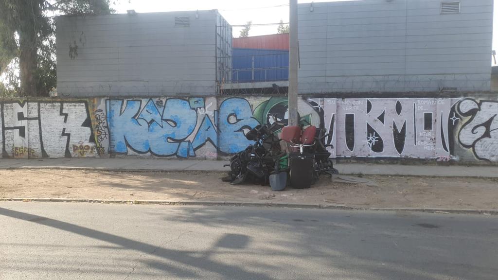 gise305's tweet photo. @penalolen @CarolinaLeitao @inrpac Nuevamente el Instituto de Rehabilitación sacó sus desechos a calle Vasco de Gama un sábado temprano, los que quedarán ahí hasta miércoles y jueves, dejando el micro basural frente a nuestras casas.  Hasta cuándo se repite esta situación? https://t.co/dHZAMABrbQ
