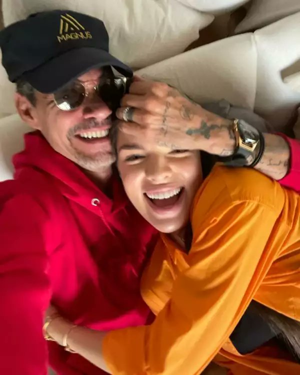 ZEROKLV's tweet photo. Entertainment: Marc Anthony and Nadia deny their separation with photo on Instagram.
