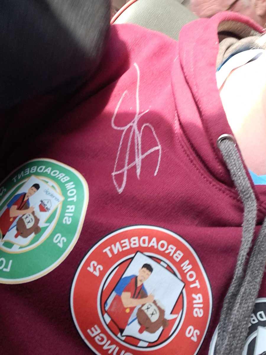 TashaLeak's tweet photo. Finished the season with the boyo signing my hoodie 🥰❤️ @T_STBL @broadbent_tom @SouthShieldsFC https://t.co/YLNEzIHBhA