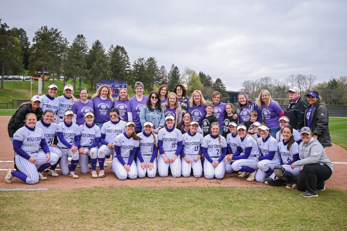 HCrossSB's tweet photo. Between games this afternoon we honored the 1998 @PatriotLeague Champions for their 25th Anniversary 🥎🏆

📸 @phoebewrenwong 

#GoCrossGo https://t.co/WMCN4FTRWs