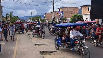 tarapotope's tweet photo. Hinchas de Alianza Lima están cerca al aeropuerto de Tarapoto. Transito interrumpido a tomar precauciones https://t.co/LAZD6bh9KT