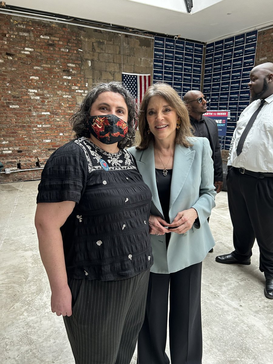 PepperOceanna38's tweet photo. Got to meet our 47th President at the earth day event today. It was an honor ⁦@marwilliamson⁩! #ANewBeginning https://t.co/XLdn5Eepnz