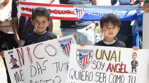 Echu1985's tweet photo. Éstos primos de Almuñécar(Granada) se lo han pasado en grande hoy, pero no han tenido bastante con la victoria... Athleticzales lo intentamos?
@AthleticClub  @AthAlmunecar     @willliamsssnico @DatAthle #AlmeriaAthletic https://t.co/p7x1RtKV9o