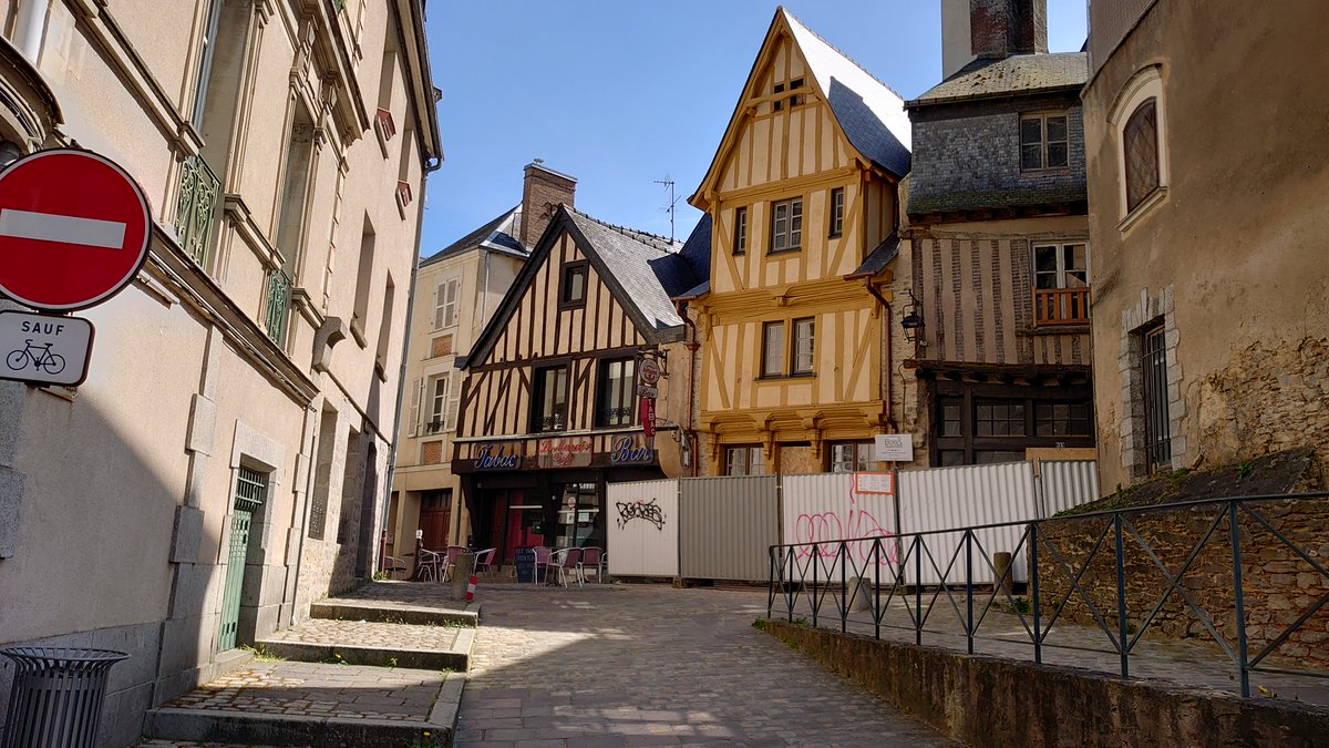 Yoichi_Yamazaki's tweet image. Lavalはフランスから西に300kmほどにある情緒あふれる古都。同時にVR関連の企業や研究所、大学などが多くあります。街の風景はこんなかんじ。歩いてるだけで「ようこそ木組みの街へ」な気分になれます。
#LavalVirtual2023