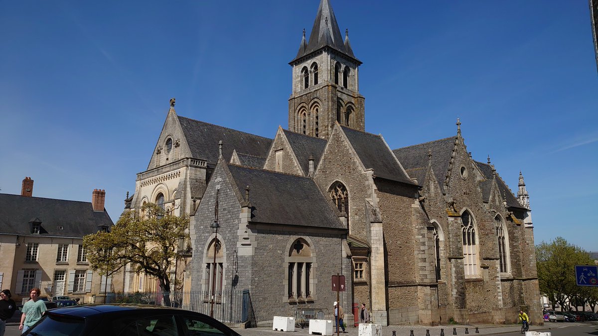 Yoichi_Yamazaki's tweet image. Lavalはフランスから西に300kmほどにある情緒あふれる古都。同時にVR関連の企業や研究所、大学などが多くあります。街の風景はこんなかんじ。歩いてるだけで「ようこそ木組みの街へ」な気分になれます。
#LavalVirtual2023