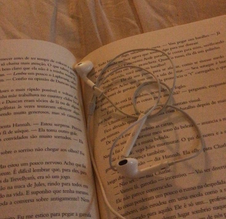 ARLENREADS's tweet photo. hello and welcome to my #booktwt ! ♡ 

i’m arlen, a ‘99 born and i go by she/her. 

books, music and coffee are my ultimate lifelines! 

hoping to become a safe space for all readers! let’s explore the endless world of literature together! 

˚｡⋆୨୧˚ ♡ ˚୨୧⋆｡˚ https://t.co/F40ZpxcAOI