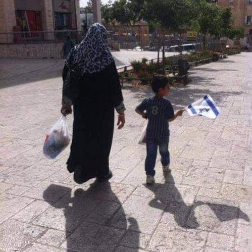 JudiaFeliz's tweet photo. Si los árabes en Israel son tratados tan mal, cómo explican el aumento del 35% en la esperanza de vida? En realidad, no podes. Lo que demuestra es que la vida árabe en Israel es mejor, más segura y más saludable que en cualquier otro lugar del Medio Oriente.
En 1967, el año en que Israel se apoderó de Cisjordania y la Franja de Gaza de manos de Jordania y Egipto, el palestino promedio podía esperar vivir solo 49 años, según un informe de las Naciones Unidas elaborado por el Dr. Wael Ennab de la Universidad Nacional An-Najah en Occidente. Una vez que Israel entró en escena, esa expectativa subió a 56 años en 1975, saltó a 66 años en 1984 y desde entonces ha rondado los 75 años, que es más alto que el promedio mundial. También es más alto que en Irán, Pakistán y muchos países árabes, incluido Egipto. Es incluso más alto que varios países de América. La presencia israelí en la tierra, aunque lamentada por muchos palestinos, sin embargo se correspondió con grandes avances en la longevidad humana.