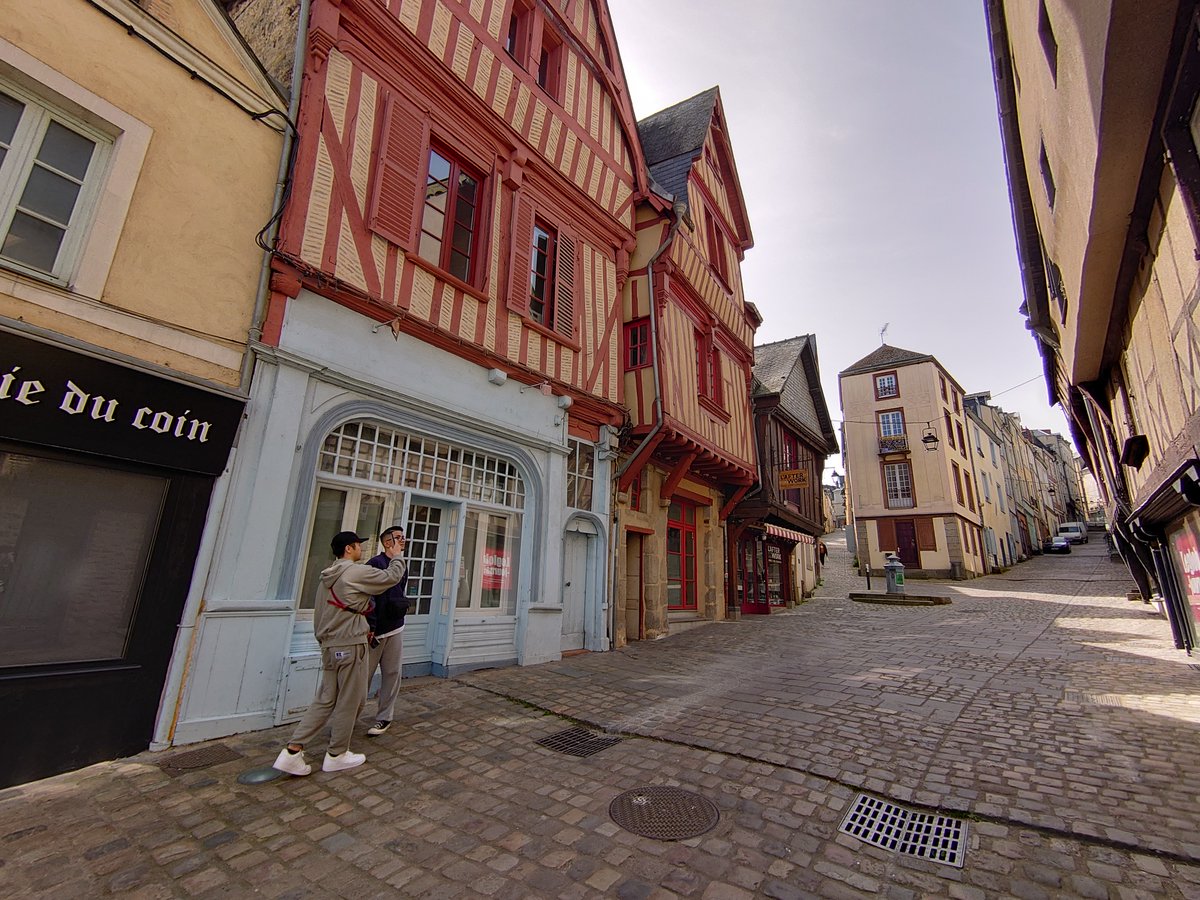 Yoichi_Yamazaki's tweet image. Lavalはフランスから西に300kmほどにある情緒あふれる古都。同時にVR関連の企業や研究所、大学などが多くあります。街の風景はこんなかんじ。歩いてるだけで「ようこそ木組みの街へ」な気分になれます。
#LavalVirtual2023