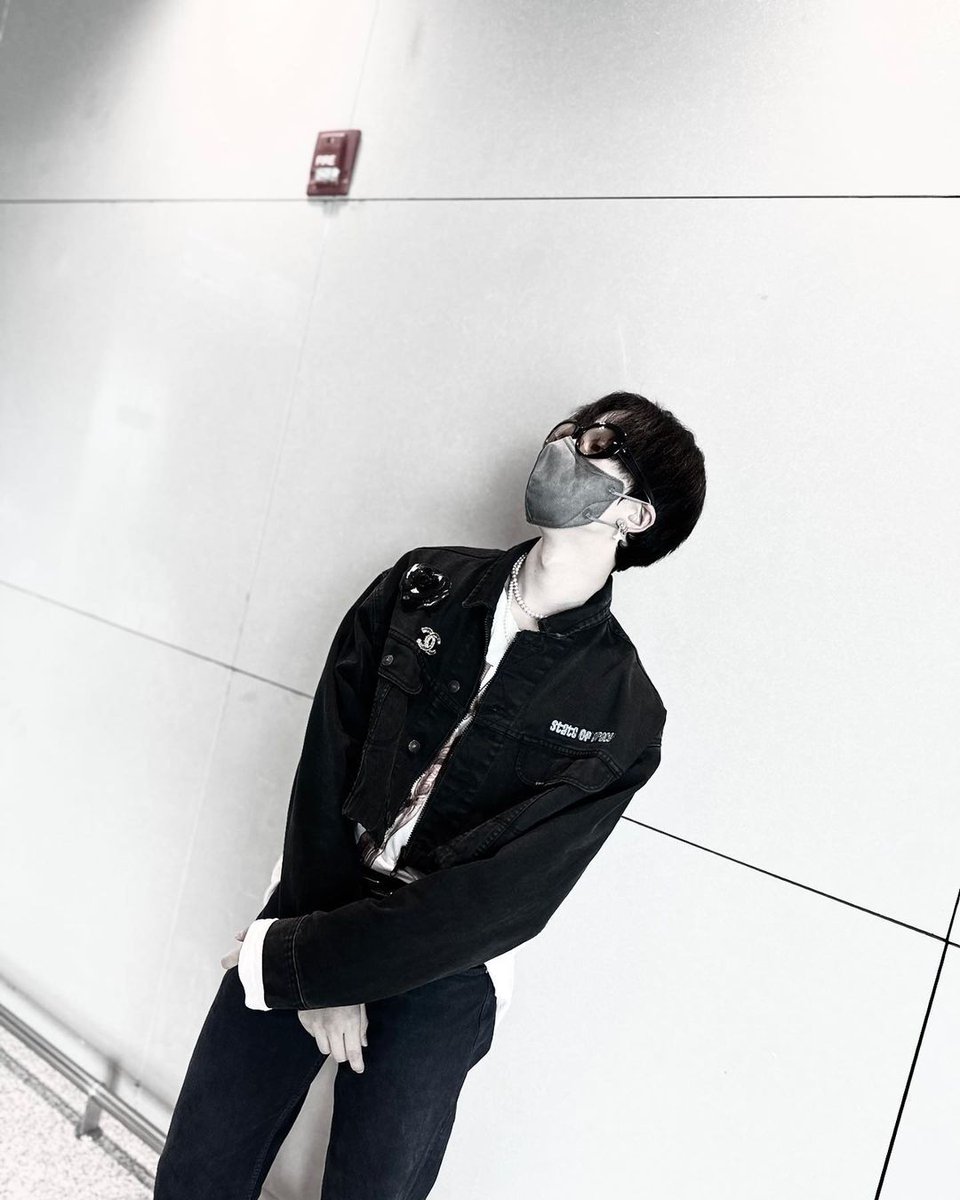 YOUNGJO_Gallery's tweet photo. 🤳 SHOWROOM: #RVcollections - 230423 [📷 IG]

🎭

🔗https://t.co/JloGz4190J

[#레이븐 | #RAVN | #YOUNGJO | #김영조 ] https://t.co/PGSs7pqMmz