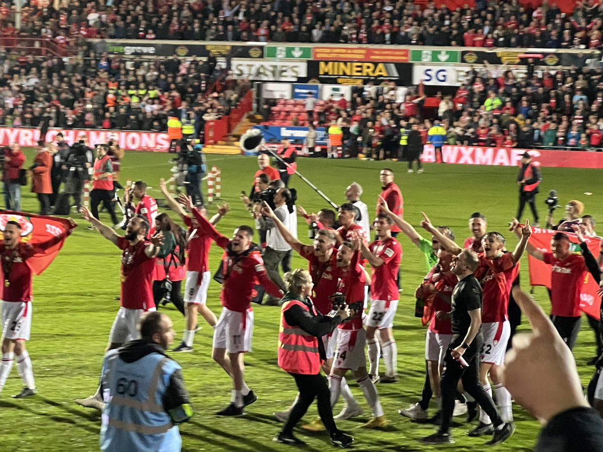 Promediate1's tweet photo. My daughter and #RyanReynolds #Wrexham #wrexhamfc https://t.co/cakmkf5V6C