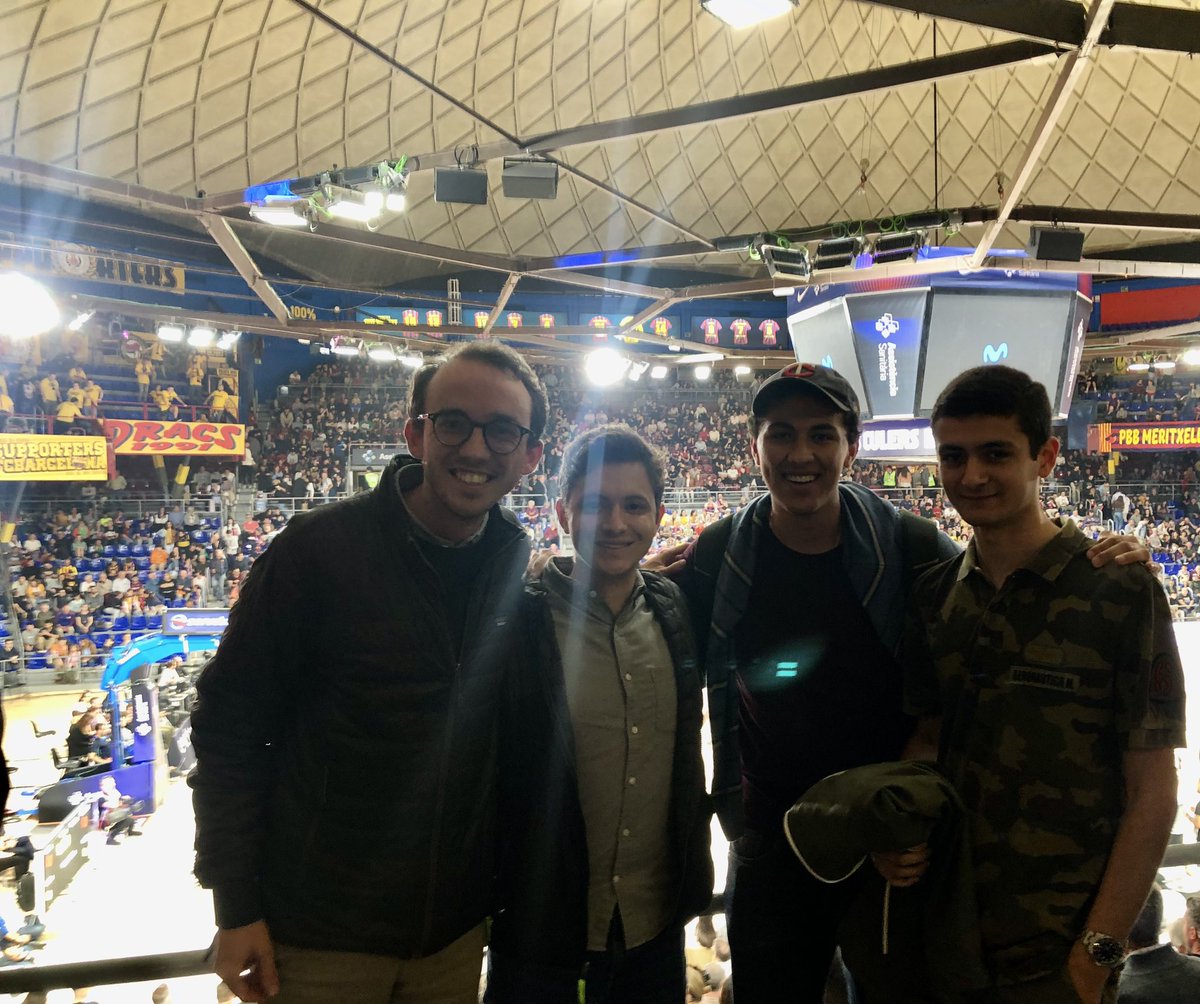 😛👍 Varios residentes de Pedralbes en el Palau Blaugrana disfrutando del Barça-Gran Canaria