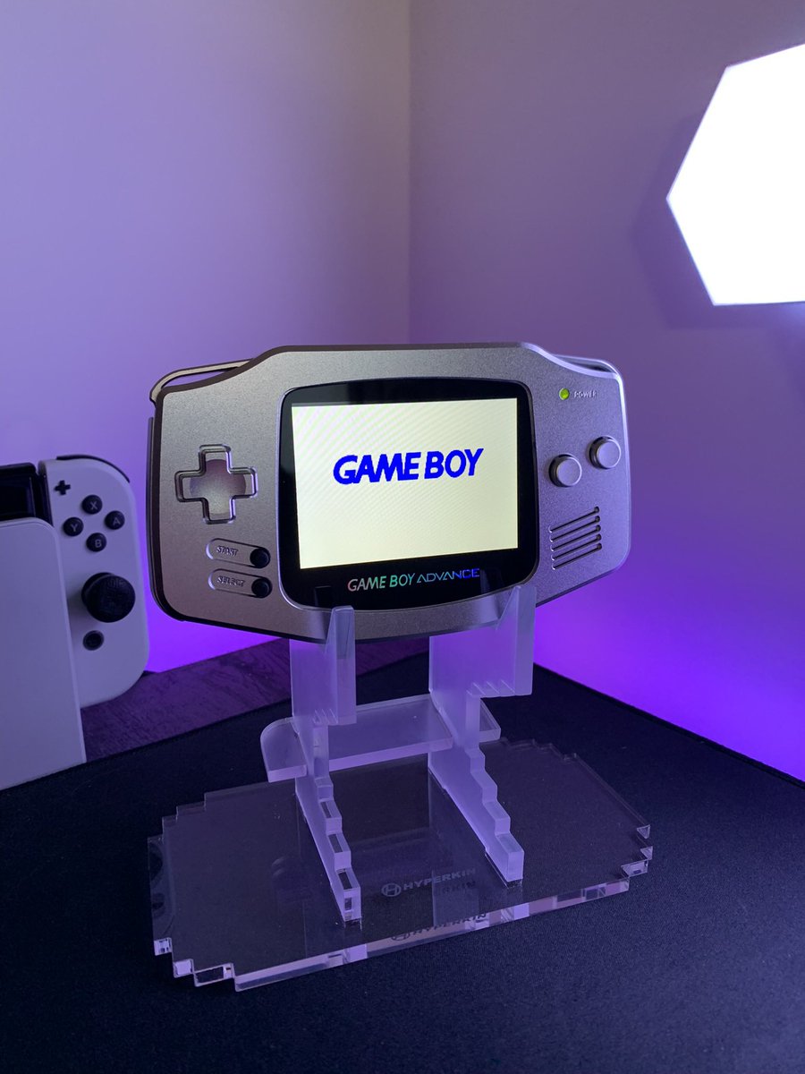 towbazko's tweet photo. Full metal gaming 🤘 @PixelBoxy
#boxypixel #GameBoy #GBA #Nintendo #Pokemon https://t.co/Ptm0FnF70D