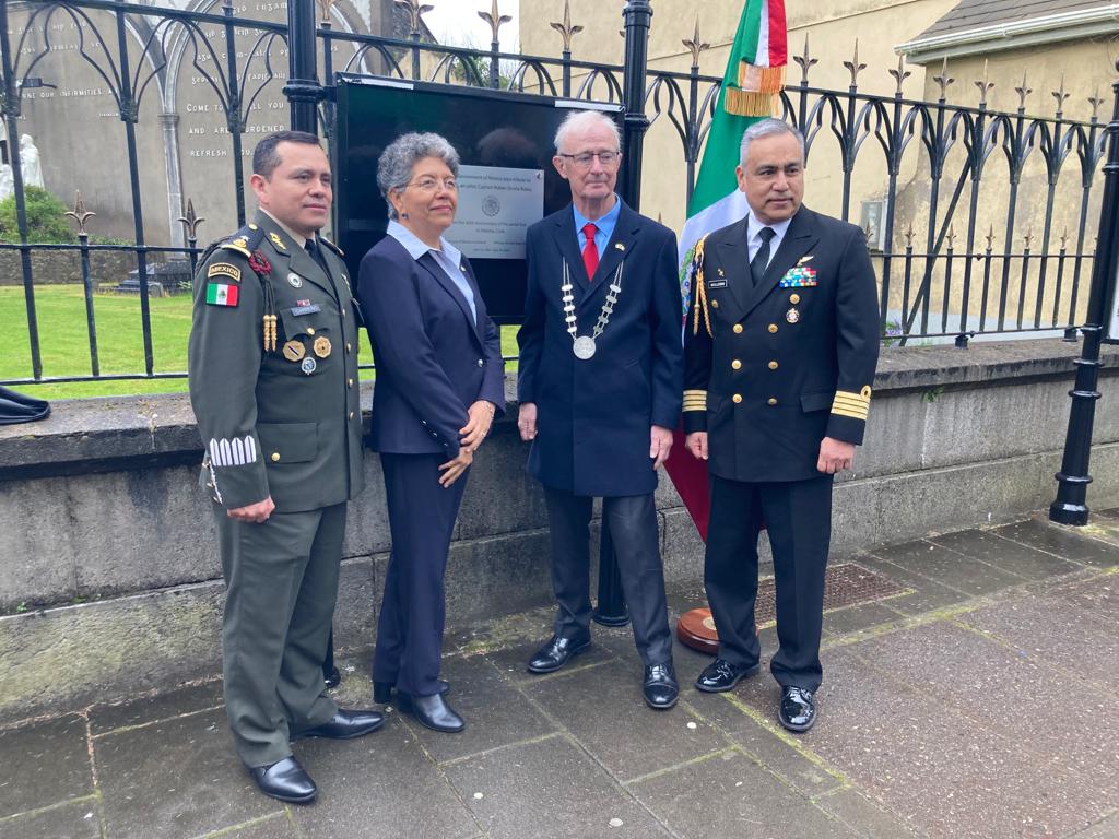 EmbaMex_Irlanda's tweet photo. La Embajadora Carolina Zaragoza develó la placa en honor al Capitán Rubén Ocaña a 40 Años su hazaña aérea en Mallow, Cork en compañía de los agregados Militar/Aéreo y Naval. 🇲🇽🇮🇪🛬 #OcanaFest https://t.co/jCkOR6Oib5