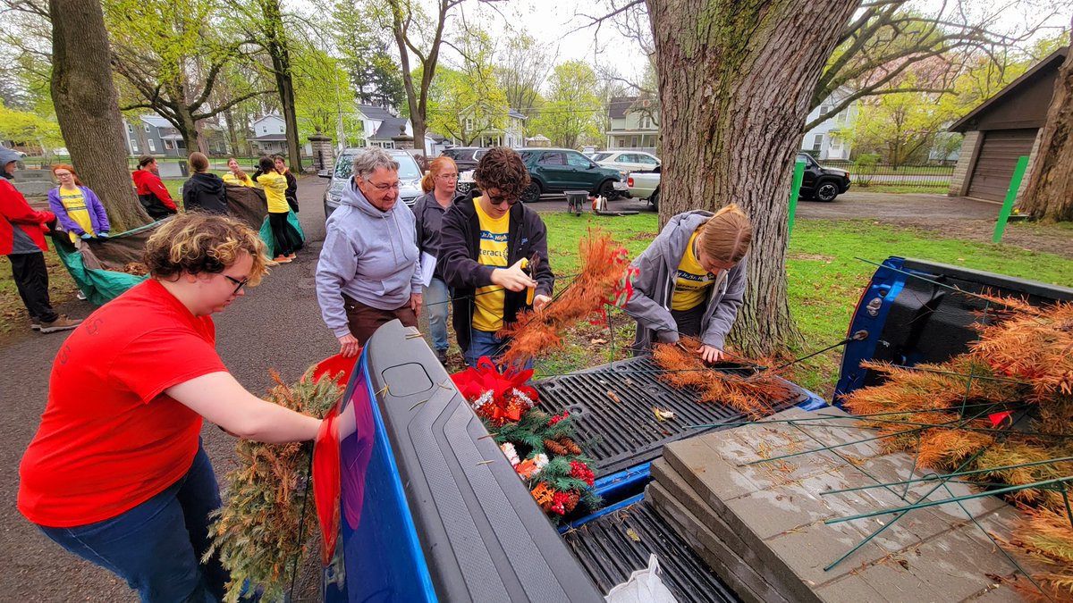 LeRoy_CSD's tweet photo. The LeRoy Rotary Interact Club & LeRoy Rotary members came together to clean up leaves and remove holiday wreathes at Machpelah Cemetery on Saturday. Several students @LeRoyWSS also helped out. #rotaryinteract
24 students helped out today along with 11 adults. #EarthDay2023 https://t.co/CF4Wb63lfy
