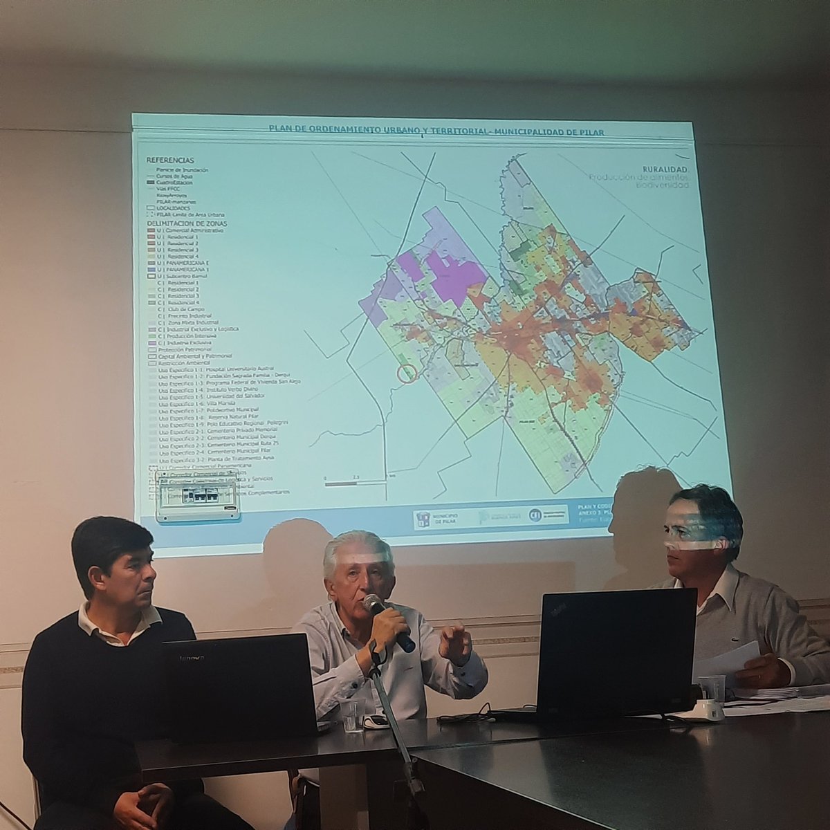 GuzmanArq's tweet photo. Hoy nos reunimos para discutir el nuevo Código Urbano que pretende imponer el gobierno de Fernández-Kicilof-De Achaval, para que Pilar sea un municipio 100% urbano, sin verde, sin agua, sin cloacas, sin participación de los Vecinos
@bienpilarense @VecinalistasBA @VecinalPlatense https://t.co/IvKJ1cVCho