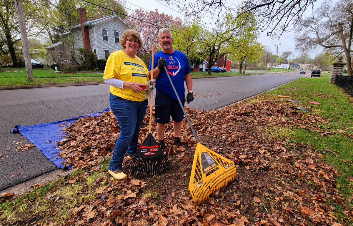 LeRoy_CSD's tweet photo. The LeRoy Rotary Interact Club & LeRoy Rotary members came together to clean up leaves and remove holiday wreathes at Machpelah Cemetery on Saturday. Several students @LeRoyWSS also helped out. #rotaryinteract
24 students helped out today along with 11 adults. #EarthDay2023 https://t.co/CF4Wb63lfy