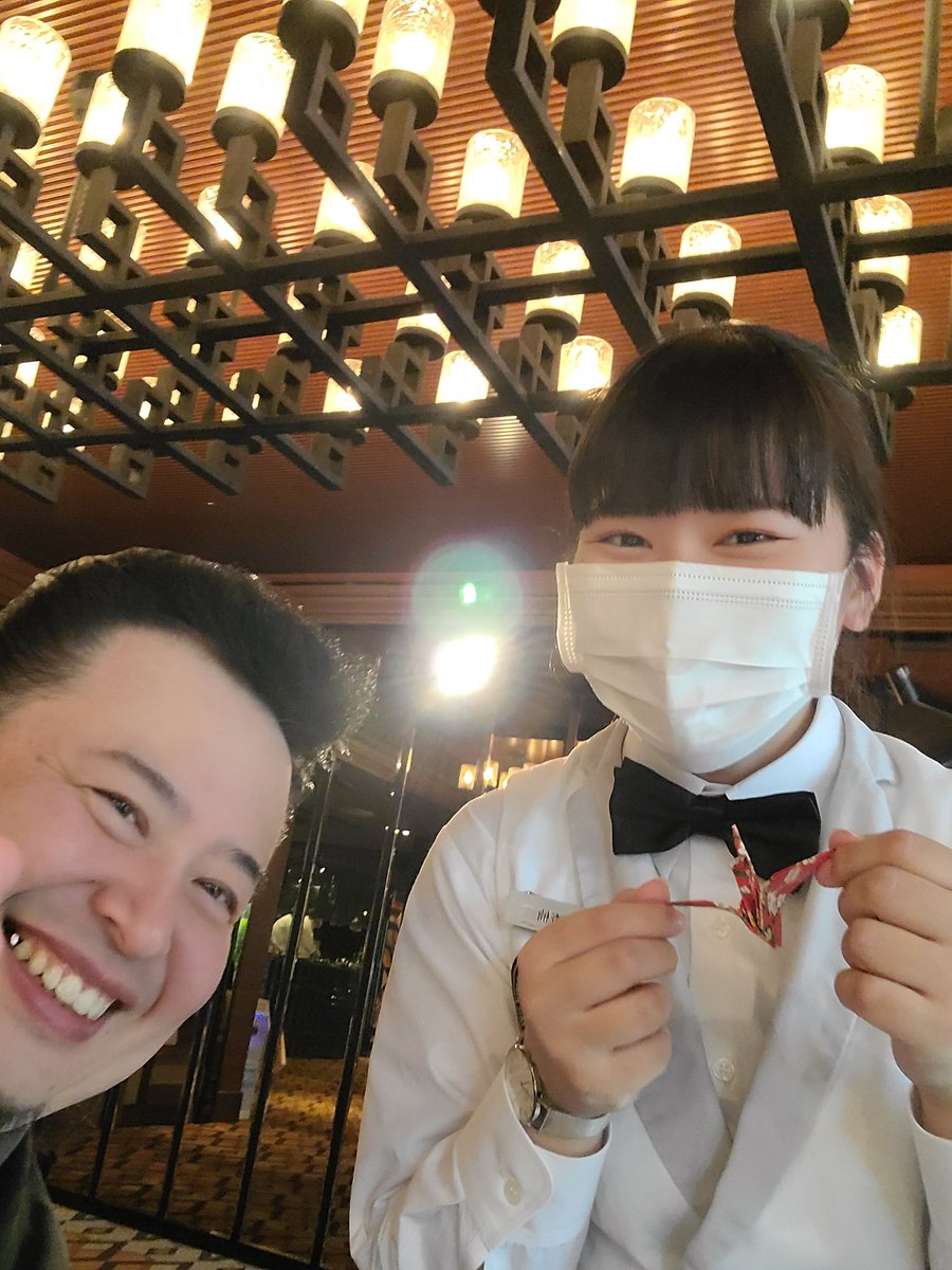 megakaanel's tweet photo. 東京タワーの見える披露宴
和装がよく似合ってて素敵
宴のお料理がとっても美味しくてビックリ
いたるとこにポケモンがちりばめられてて拘りすごかった
敷物の紙が綺麗なので鶴を折って(やってもらった)プレゼント
モンスターボール形のメッセージプレート良い😆
#theplaceoftokyo
#reception https://t.co/5grBin7HXa