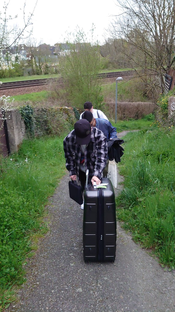 Yoichi_Yamazaki's tweet image. 会場はエスパスマイエンヌ。ここは建築としても有名だそう。長閑な街並みの中に突如この建物が現れます。フランスは日が昇るのがおそく朝８時でもこんなかんじ。
#LavalVirtual2023