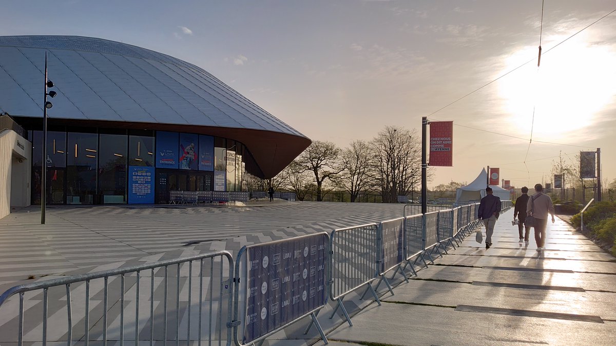 Yoichi_Yamazaki's tweet image. 会場はエスパスマイエンヌ。ここは建築としても有名だそう。長閑な街並みの中に突如この建物が現れます。フランスは日が昇るのがおそく朝８時でもこんなかんじ。
#LavalVirtual2023