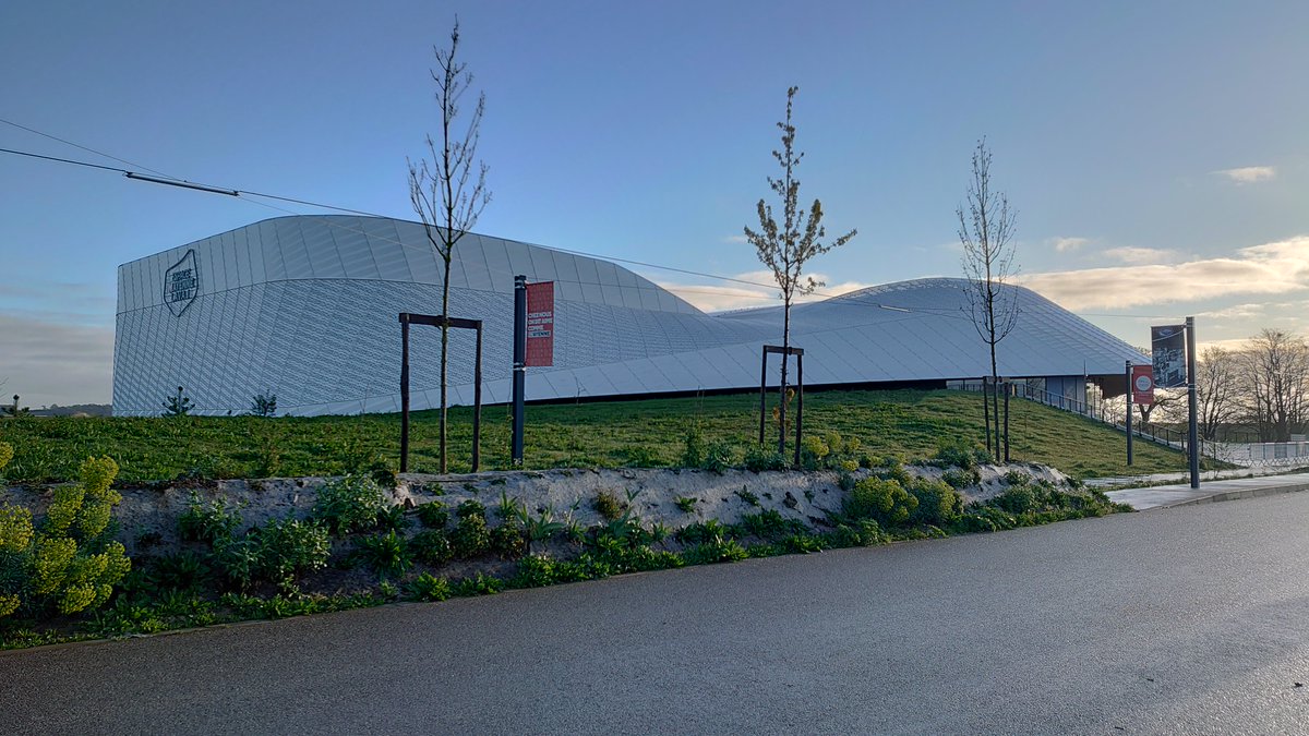 Yoichi_Yamazaki's tweet image. 会場はエスパスマイエンヌ。ここは建築としても有名だそう。長閑な街並みの中に突如この建物が現れます。フランスは日が昇るのがおそく朝８時でもこんなかんじ。
#LavalVirtual2023