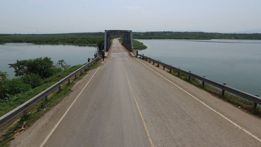 kat_festo's tweet photo. The Kazinga Channel is a 32-kilometer-long natural channel that connects Lake George &amp; Lake Edward in QENP. 
The channel is a popular tourist destination for game viewing &amp; home to a variety of wildlife; hippos, crocodiles, elephants, buffalo &amp; over 100 species of water birds. https://t.co/oqOXT3JZtq