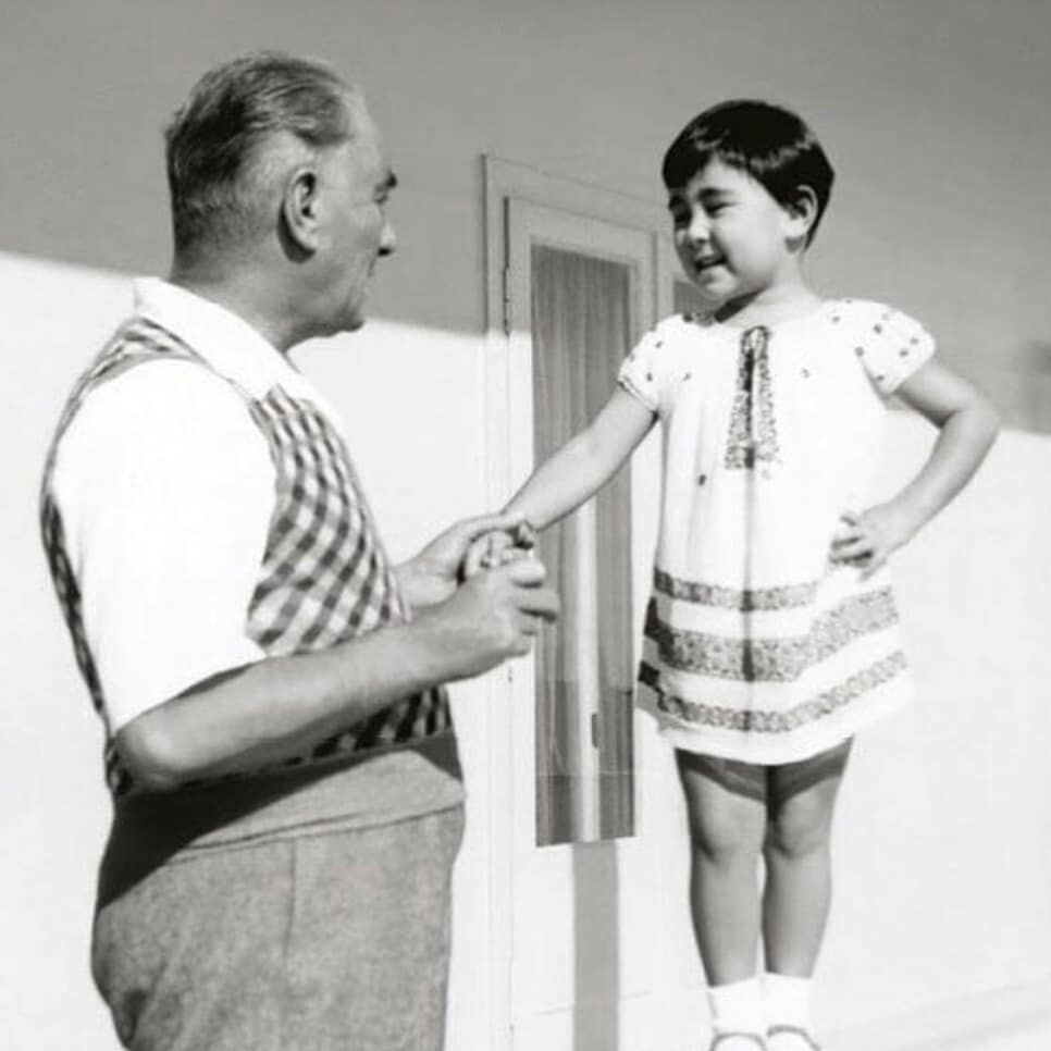 "Çocuklar geleceğimizin güvencesi, yaşama sevincimizdir. Bugünün çocuğunu, yarının büyüğü olarak yetiştirmek hepimizin insanlık görevidir."

23 Nisan Ulusal Egemenlik ve Çocuk Bayramımız kutlu olsun! ❤️