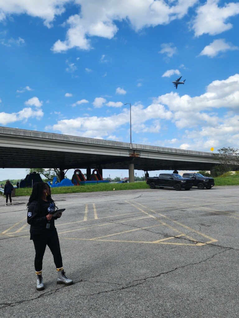 TawanaAndrew's tweet photo. I turn into a happy kid watching these amazing planes fly overhead. I can’t stop smiling. #ThunderOverLouisville #WAVEThunder https://t.co/qElnPKCYA4