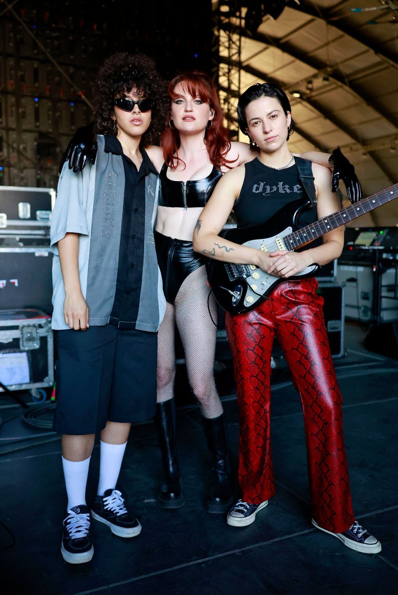 MUNADAILY's tweet photo. 📸 MUNA performs at 2023 Coachella Valley Music And Arts Festival - Weekend 2 - Day 1 (51): https://t.co/PRfr3bNOKq https://t.co/p1UBxmQwZZ