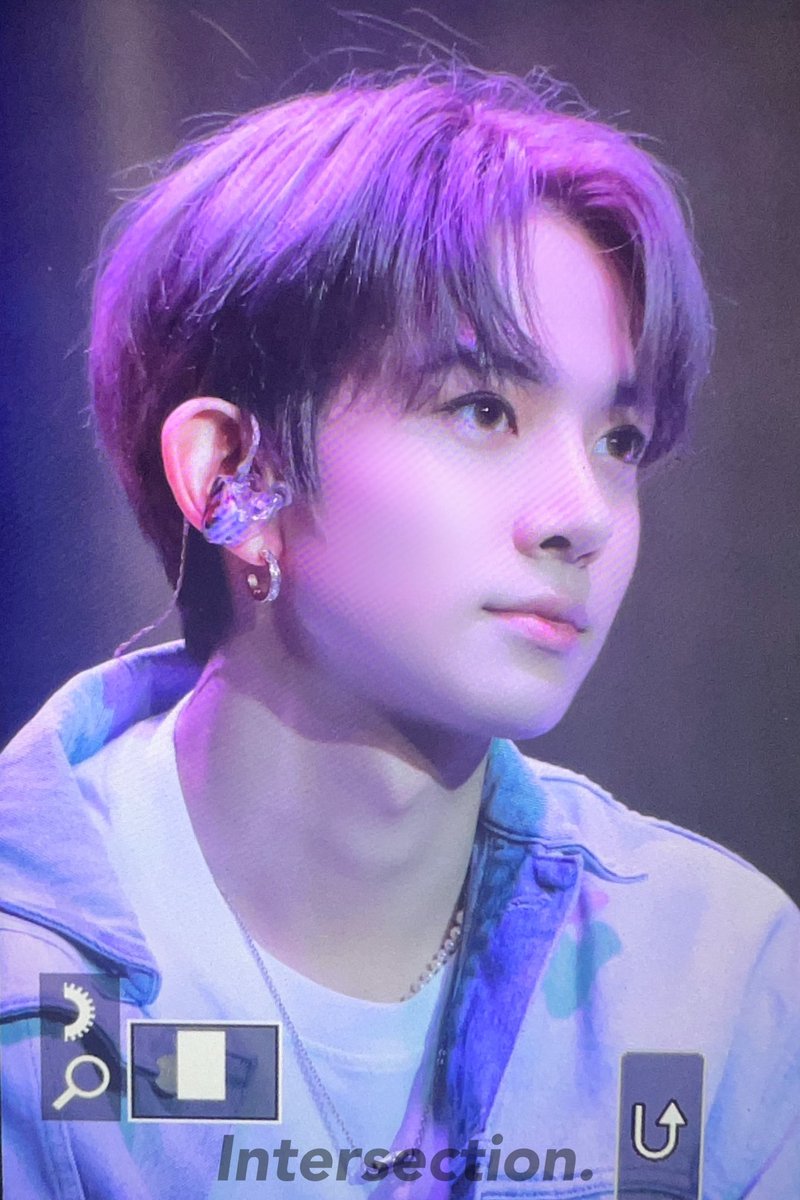 hourlylhs's tweet photo. look at his pretty eyes #heeseung https://t.co/UeFKGgsR33