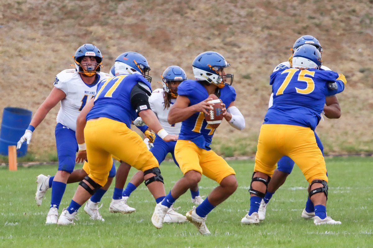 SaEdisonFB's tweet photo. Our very own Edison Golden Bear alumni making us proud at his spring  game. Good luck Brandon @ Wayland https://t.co/V94LO5CbZj
