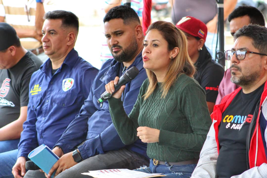 ¡600 toneladas de aslfato para el Guárico!

Esta semana avanzamos en la rehabilitación de los distintos tramos de vialidad urbana, extra urbana y agrícola para el mejoramiento de la vialidad, llegamos a 600 toneladas aplicadas, y lo que falta...

#GuáricoDeProgresoYServicios