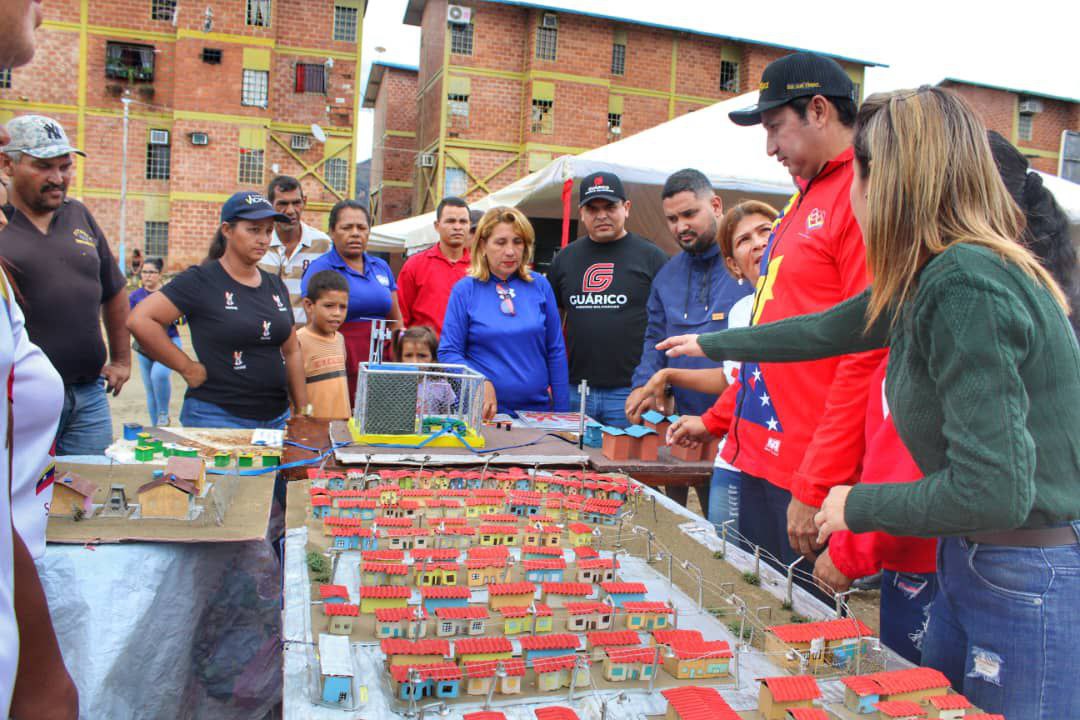 Hemos iniciado una jornada especial de prevención de inundación a través del Plan Soy Guárico para el mantenimiento del alcantarillado en esta temporada de lluvias ⛈️

El pueblo organizado es la mejor herramienta de prevención de daños en el estado.

#GuáricoDeProgresoYServicios