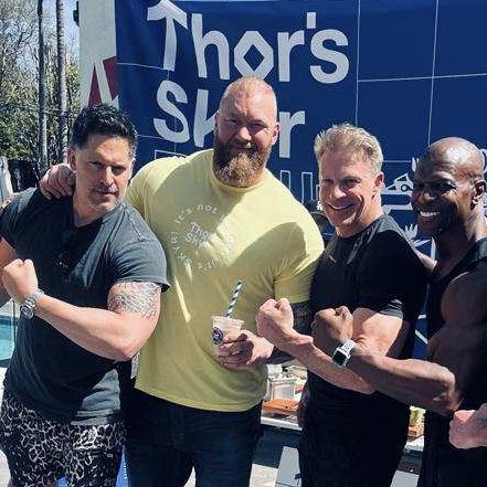 JoeManganiello's tweet image. For context, the guy on the left (me) is 6’5” 250lbs… 🤯